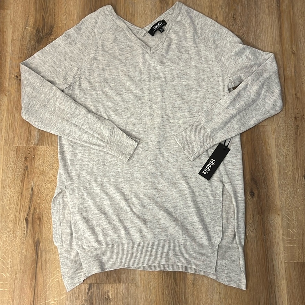 NWT Lulus Name the Day Heather Grey V Neck Sweater in size M